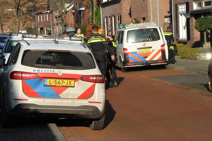 Politie beukt deur in en doen onderzoek in woning