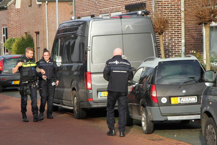 Politie beukt deur in en doen onderzoek in woning