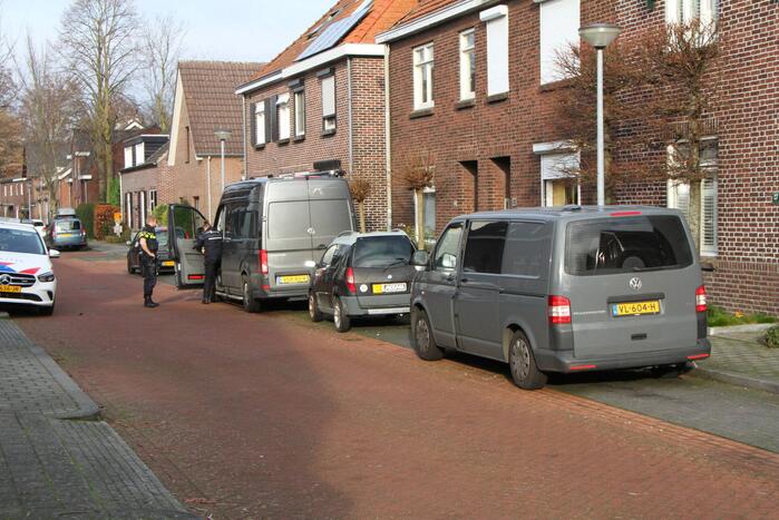 Politie beukt deur in en doen onderzoek in woning
