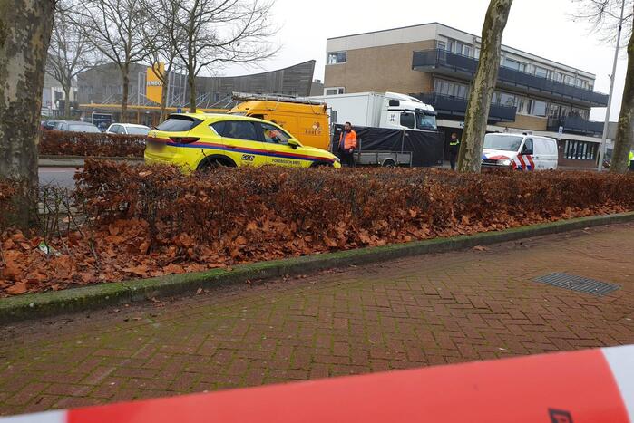 Persoon komt onder vrachtwagen en overlijdt