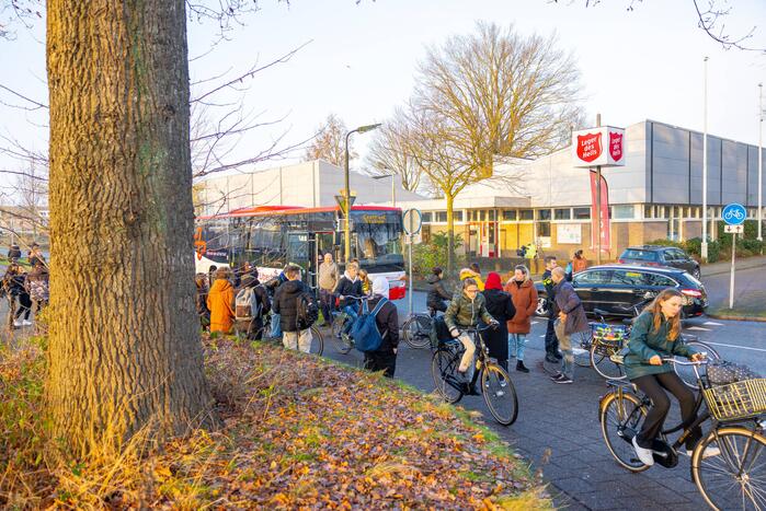 Scholier en vrouw botsen tijdens het fietsen op elkaar
