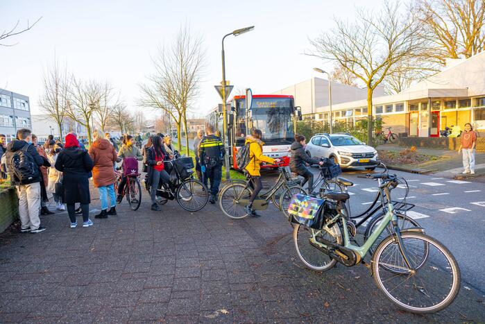 Scholier en vrouw botsen tijdens het fietsen op elkaar