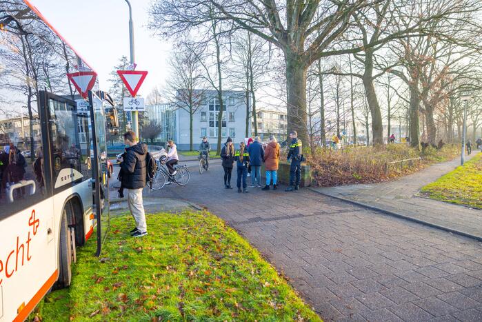 Scholier en vrouw botsen tijdens het fietsen op elkaar