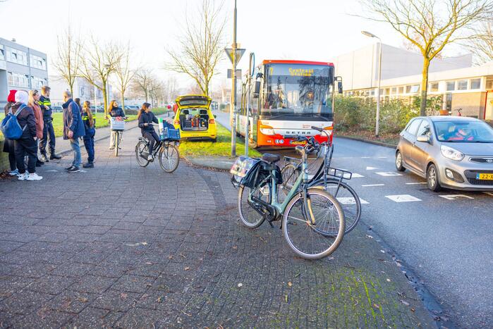 Scholier en vrouw botsen tijdens het fietsen op elkaar