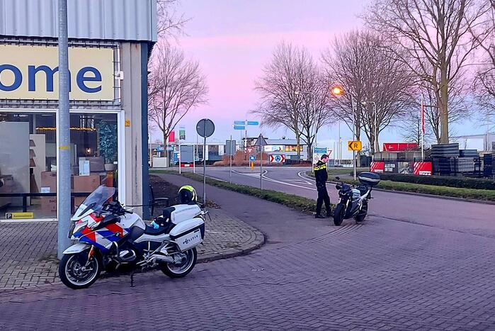 Motorrijder gaat onderuit en raakt gewond