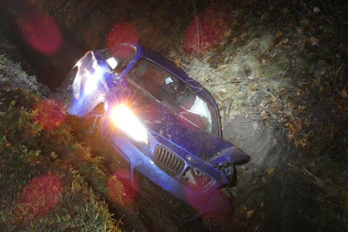 Auto slipt en belandt in greppel