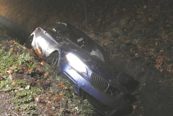 Auto slipt en belandt in greppel