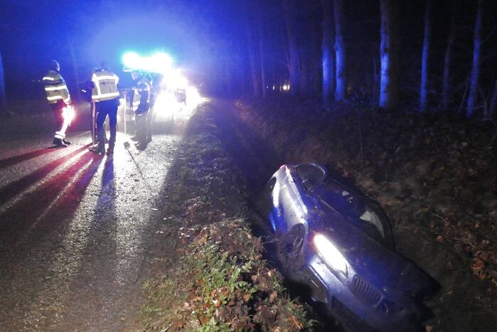 Auto slipt en belandt in greppel
