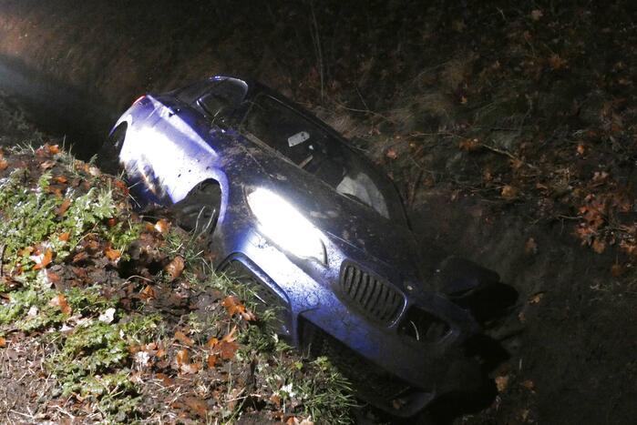 Auto slipt en belandt in greppel