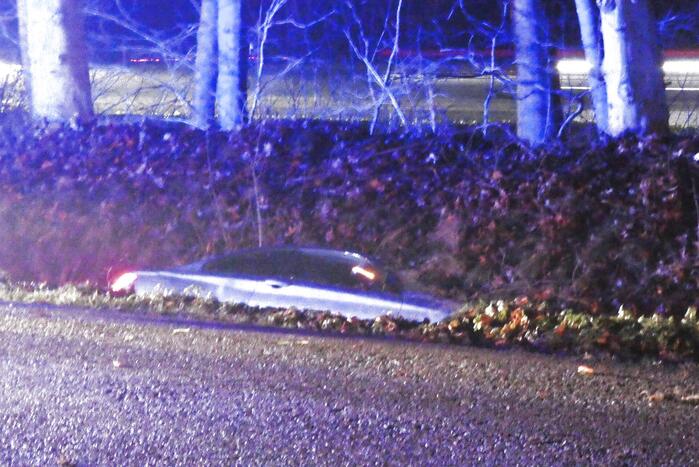 Auto slipt en belandt in greppel