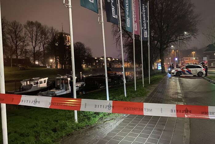 Voertuig raakt te water na mogelijke achtervolging