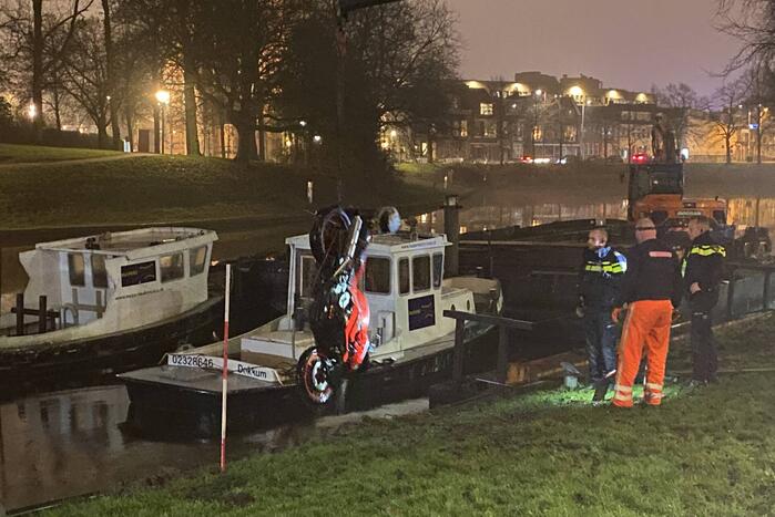 Voertuig raakt te water na mogelijke achtervolging