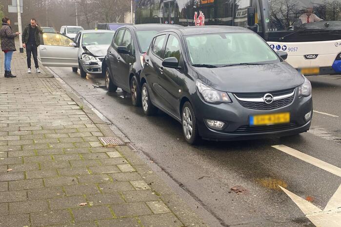 Schade bij kop-staartbotsing voor stoplicht