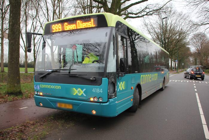 Stadsbus botst op bestelbus