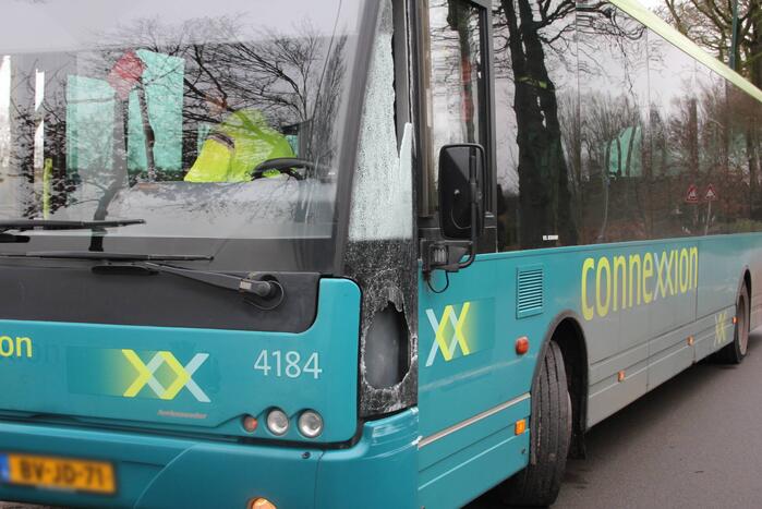 Stadsbus botst op bestelbus
