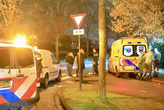 Vrouw op e-bike aangereden door bestelwagen