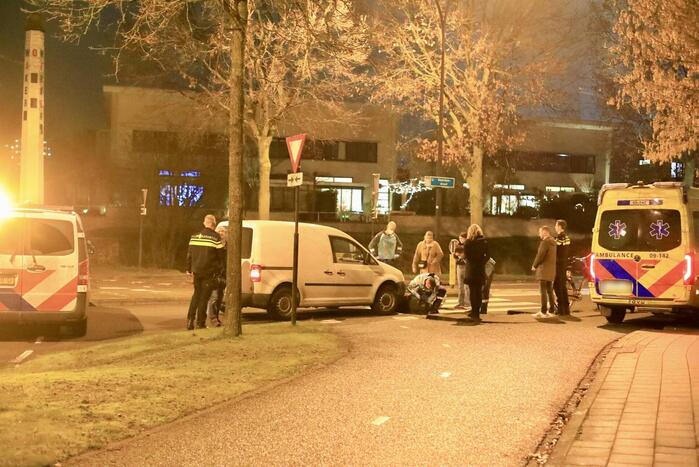 Vrouw op e-bike aangereden door bestelwagen