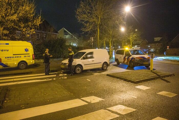 Vrouw op e-bike aangereden door bestelwagen