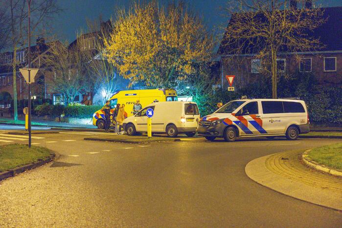 Vrouw op e-bike aangereden door bestelwagen