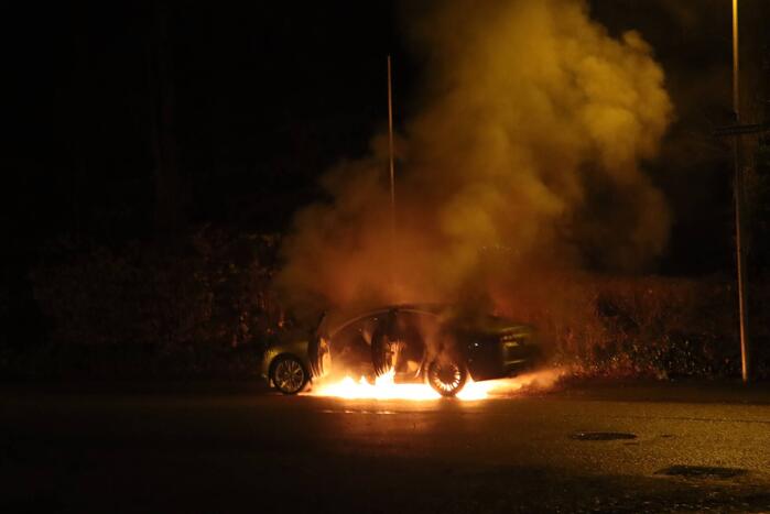 Auto gaat in vlammen op