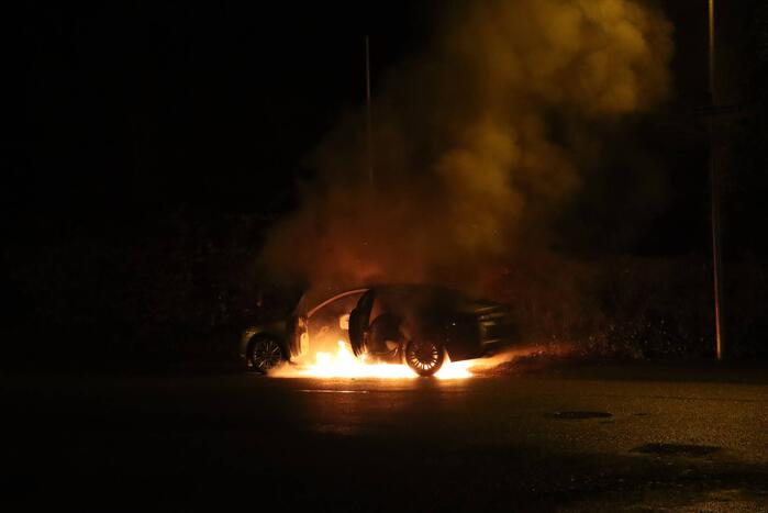 Auto gaat in vlammen op