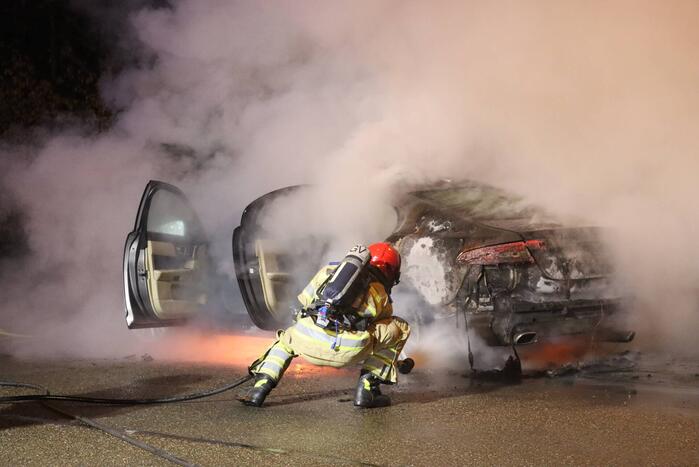 Auto gaat in vlammen op
