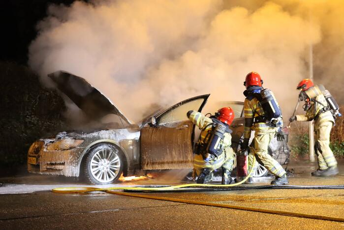 Auto gaat in vlammen op
