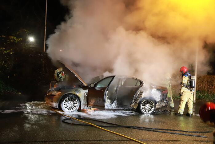 Auto gaat in vlammen op