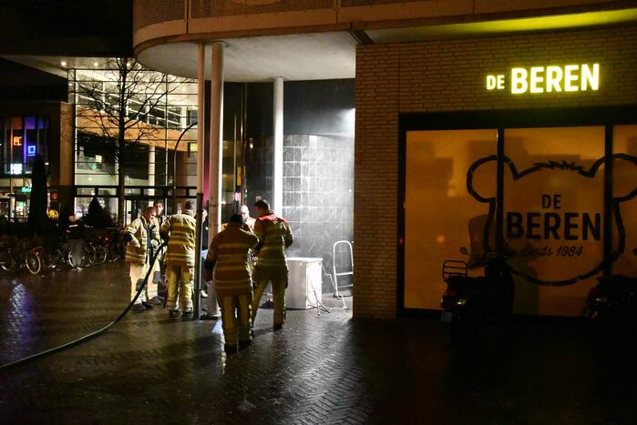 Brandweer blust brand in wasdroger