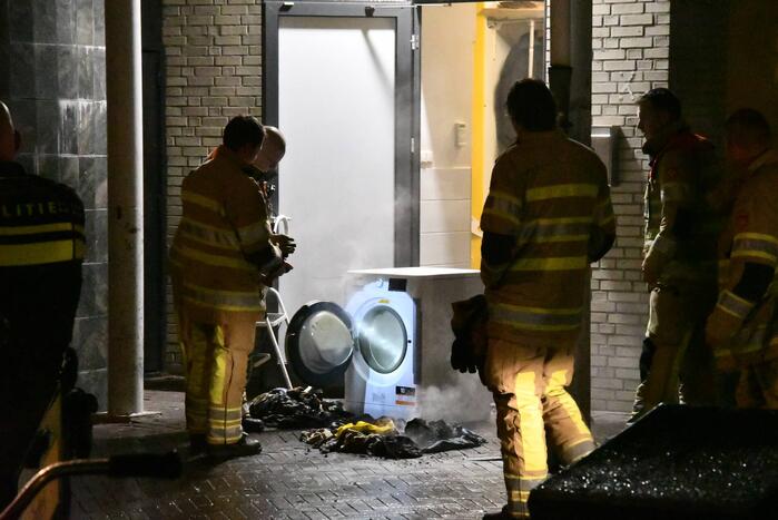 Brandweer blust brand in wasdroger