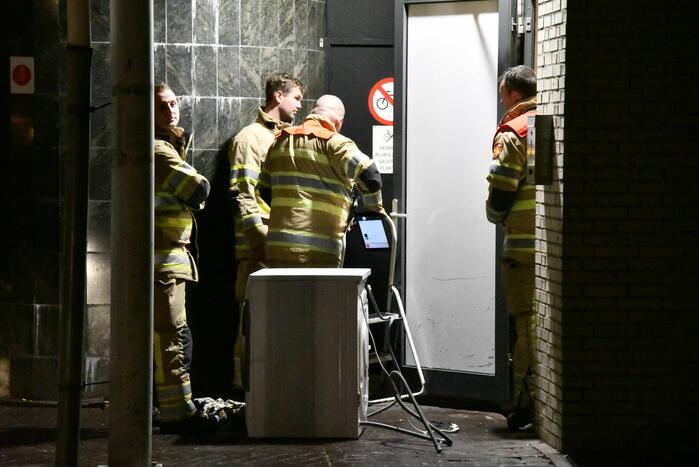 Brandweer blust brand in wasdroger