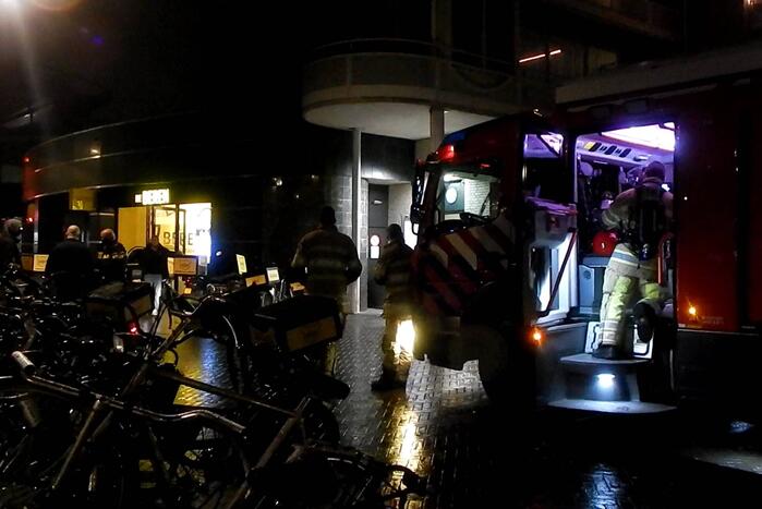 Brandweer blust brand in wasdroger