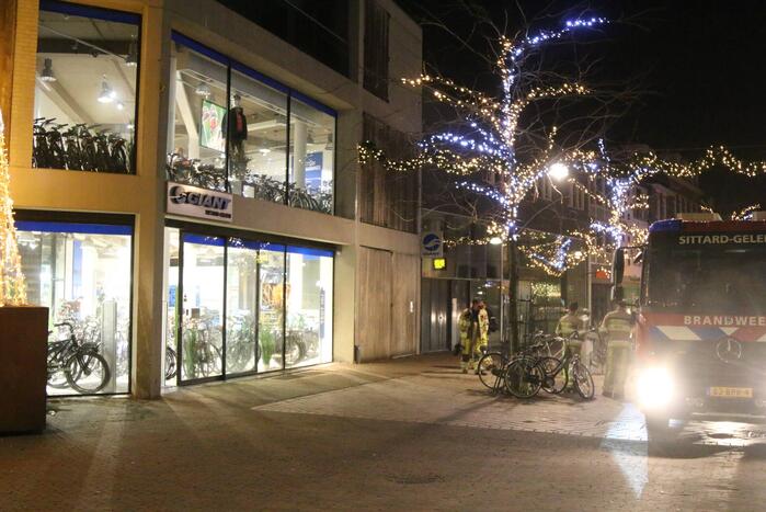 Brandweer ventileert woning door rookgenarator