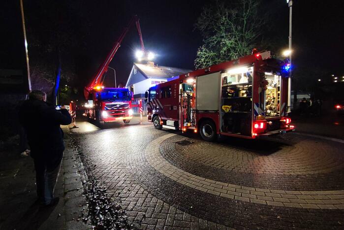 Brandweer dooft brand in schoorsteen van woning