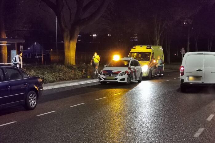 Fietser nagekeken door ambulancepersoneel na botsing