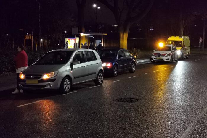 Fietser nagekeken door ambulancepersoneel na botsing