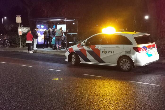 Fietser nagekeken door ambulancepersoneel na botsing