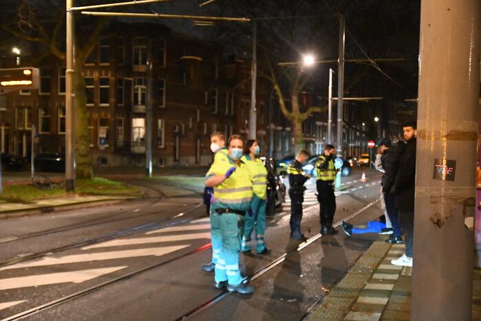 Personenauto knalt op bovenleidingsmast, meerdere gewonden