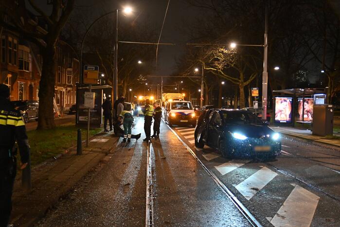 Personenauto knalt op bovenleidingsmast, meerdere gewonden