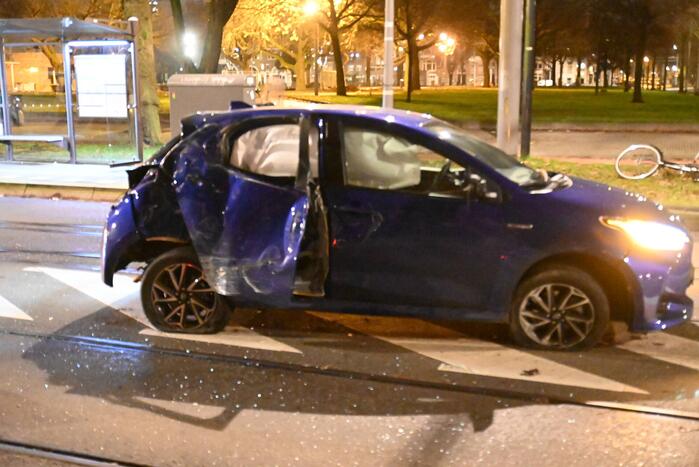 Personenauto knalt op bovenleidingsmast, meerdere gewonden