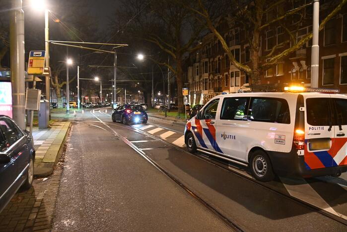 Personenauto knalt op bovenleidingsmast, meerdere gewonden