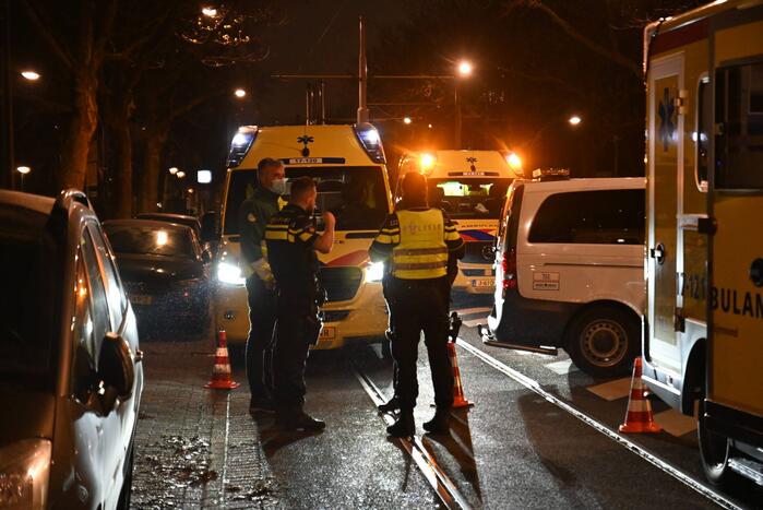 Personenauto knalt op bovenleidingsmast, meerdere gewonden