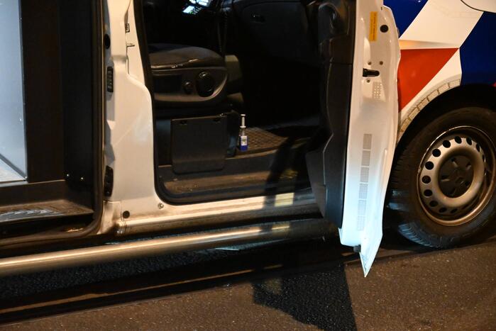 Personenauto knalt op bovenleidingsmast, meerdere gewonden