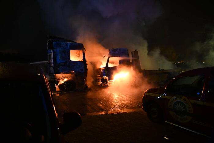 Vrachtwagens verwoest door brand