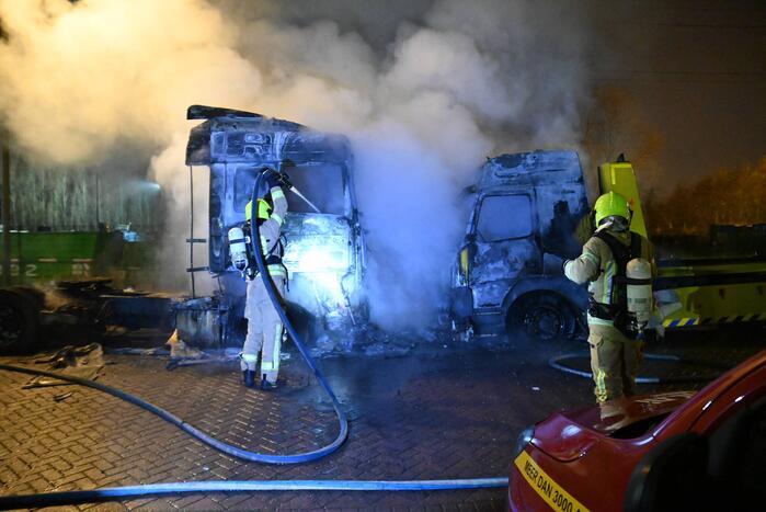 Vrachtwagens verwoest door brand