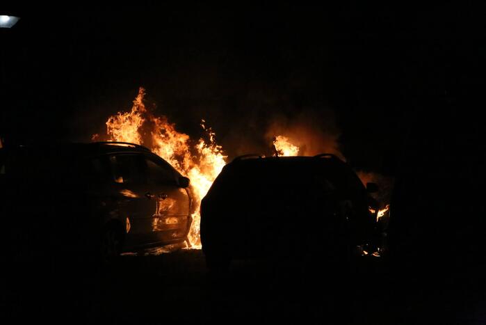 Twee auto's verwoest door brand