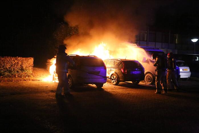Twee auto's verwoest door brand