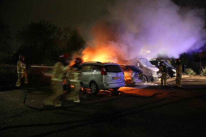 Twee auto's verwoest door brand