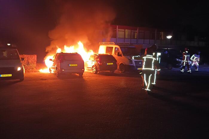 Twee auto's verwoest door brand
