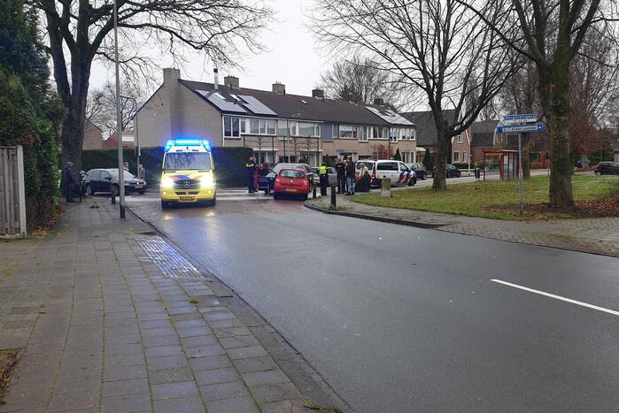 Twee auto's botsen frontaal op elkaar